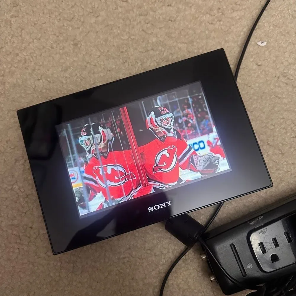 Sony DPF-D75 7-Inch ‎ S Frame Digital Photo Frame (Black)